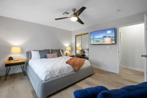 Un dormitorio con una cama y un ventilador de techo. en 1 Story, 3 BR Home w Hot tub, Pool Grill, Firepit, en Las Vegas 11 fotos más