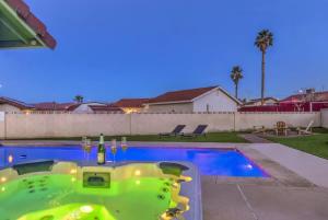 Una piscina con jacuzzi en un patio trasero. en 1 Story, 3 BR Home w Hot tub, Pool Grill, Firepit, en Las Vegas