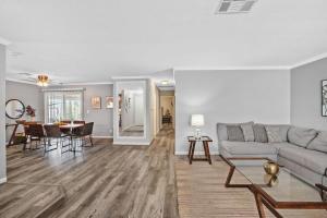 3BR, 1 Story Home w Hot tub, Grill, Sleeps 6