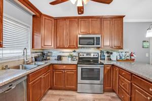 3BR, 1 Story Home w Hot tub, Grill, Sleeps 6