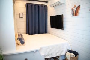 アルパインにあるNew Moonlight Ridge-Shipping Container Homeの小さな部屋 ベッド1台付