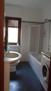 ein Badezimmer mit einem Waschbecken und einer Waschmaschine in der Unterkunft lo Tsanty casa vacanza in Aosta