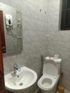 y baño con aseo y lavamanos. en MANOVA BOUTIQUE HOTEL KIGALI en Kigali