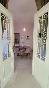 une porte ouverte menant à une salle à manger avec une table dans l'établissement Apartment with spacious terrace Villa Floramy, à Opatija