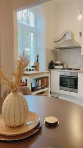 - une cuisine avec une table et un vase dans l'établissement Apartment with spacious terrace Villa Floramy, à Opatija
