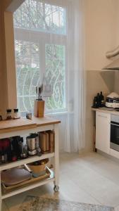 une cuisine avec une fenêtre et une table avec des casseroles et des poêles dans l'établissement Apartment with spacious terrace Villa Floramy, à Opatija