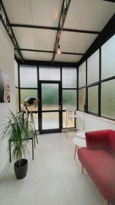 - un salon avec un canapé rouge et quelques fenêtres dans l'établissement Apartment with spacious terrace Villa Floramy, à Opatija