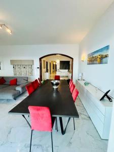 jadalnia z czarnym stołem i czerwonymi krzesłami w obiekcie XL Seafront Home in Sliema w mieście Sliema