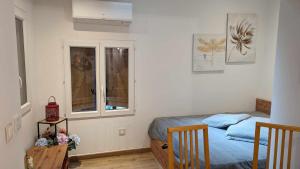 niewielka sypialnia z łóżkiem i oknem w obiekcie Appartement 30m² w mieście Pourrières