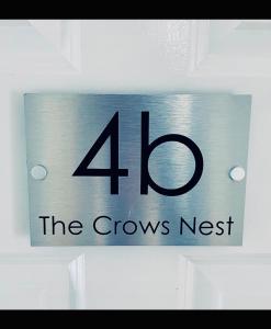 Una señal que lee el nido de las flechas en The Crows Nest en Eyemouth