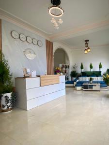 eine Lobby eines Ladens mit einer Rezeption in der Unterkunft Tường Vy Dalat Central in Da Lat