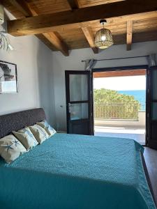 Un dormitorio con una cama con vista al mar. en DOLCE VITA holiday home, en Cala Gonone