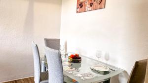 een kleine tafel met een fruitschaal en een glas bij gemütliche Ferienwohnung mit Gartennutzung in Schwerin