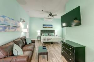 - un salon avec un canapé et un lit dans l'établissement Tropical Niche at Royal Sands, à Port Aransas
