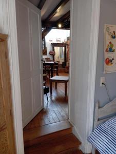 uma porta aberta para um quarto com uma sala de jantar em La chapelle em Dinant