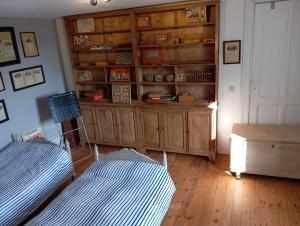 uma sala de estar com uma estante de livros e um sofá em La chapelle em Dinant