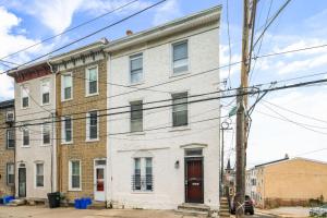 un viejo edificio blanco en la esquina de una calle en Silverwood Serenity - Balcony and City Views with Parking, en Filadelfia