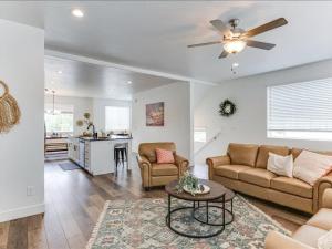 uma sala de estar com um sofá e uma mesa em Tranquil Locale Double Garage em American Fork