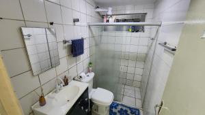Un baño pequeño con lavabo e inodoro. en Hostel Hay's 1 Aeroporto Boa Viagem, en Recife 37 fotos más