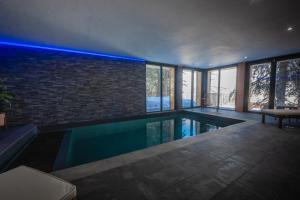 Basen w obiekcie Chalet du Bois Melay - piscine - proche pistes - 15 personnes lub w pobliżu
