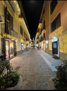 una calle vacía por la noche con luces en los edificios en Casa Marisa Pozzuoli, en Pozzuoli