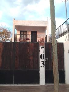una puerta frente a una casa con una valla en Casa Don Martín 1, en Cuatrociénegas de Carranza