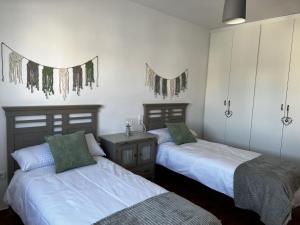 two beds sitting next to each other in a bedroom at Un sueño en Toledo II, al lado de Puy du Fou in Argés