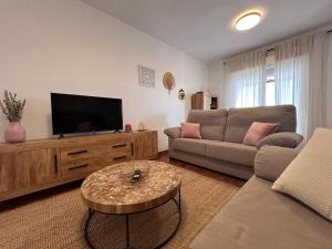 a living room with a couch and a flat screen tv at Un sueño en Toledo II, al lado de Puy du Fou in Argés