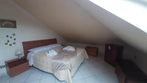 una camera da letto con letto in mansarda di La terrazza dei Borboni a San Nicola La Strada