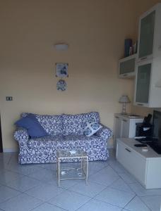 ein Wohnzimmer mit einem Sofa und einem Tisch in der Unterkunft La terrazza dei Borboni in San Nicola La Strada