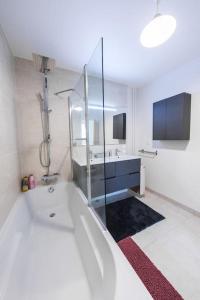 Et badeværelse på Élégance et confort- Vidéoprojecteur Tours-Parking + 19 billeder