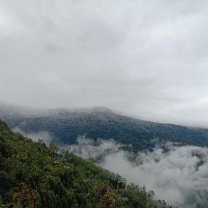 vista su una montagna ricoperta di nuvole di Khangri Homestay a Rongli