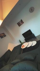 salon z dwoma talerzami na stole w obiekcie PARIS by D&J Apartment‘s Altenessen Nord w mieście Essen