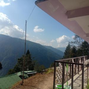 una vista sulle montagne dal balcone di una casa di Khangri Homestay a Rongli