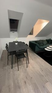 uma sala de estar com uma mesa e um sofá verde em PARIS by D&J Apartment‘s Altenessen Nord em Essen