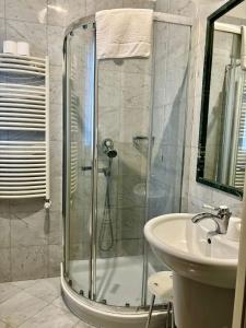 bagno con doccia e lavandino di Hotel Ristorante Ca' Nova a Venezia