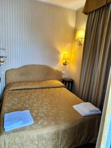 una camera da letto con un letto e due asciugamani di Hotel Ristorante Ca' Nova a Venezia