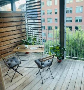 eine Terrasse mit einem Tisch und Stühlen auf dem Balkon in der Unterkunft Belle appartement commission européenne in Brüssel