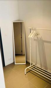 einen weißen Kühlschrank in einem Zimmer mit Fliesenboden in der Unterkunft Belle appartement commission européenne in Brüssel