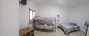 Giường trong phòng chung tại Departamento temporario