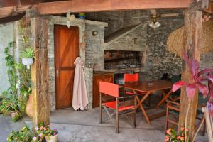 a room with a wooden door and a table and chairs at Posada Santa Rita in Colonia del Sacramento