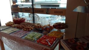 una mesa con un montón de diferentes tipos de comida en Pousada São Nicolau, en Cachoeira Paulista 25 fotos más