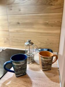 Edessa Woodland Retreat في إيديسا: كأسان قهوة كانا يجلسان على طاولة