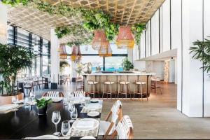 un ristorante con tavoli e sedie e un bar di Glorious Mediterranean 顶层海景公寓 ad Atene