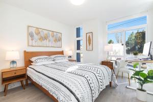 Un dormitorio con una cama y un escritorio con una computadora. en 2BR 2BA Capitol Hill Cozy Haven- Rooftop, en Seattle