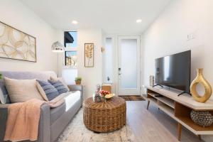 Гостиная зона в 2BR 2BA Capitol Hill Cozy Haven- Rooftop