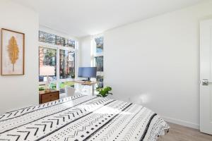 Un dormitorio blanco con una cama y una ventana. en 2BR 2BA Capitol Hill Cozy Haven- Rooftop, en Seattle