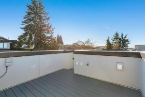 una vista desde el balcón de una casa en 2BR 2BA Capitol Hill Cozy Haven- Rooftop, en Seattle