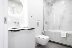 un bagno bianco con wc e doccia di 2BD,Terrace, AC, next to Dineika Park, Brand NEW, by Cohost a Druskininkai