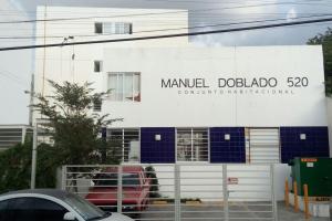 een gebouw met een bord aan de zijkant bij Departamento centrico San Juan de Dios in Guadalajara